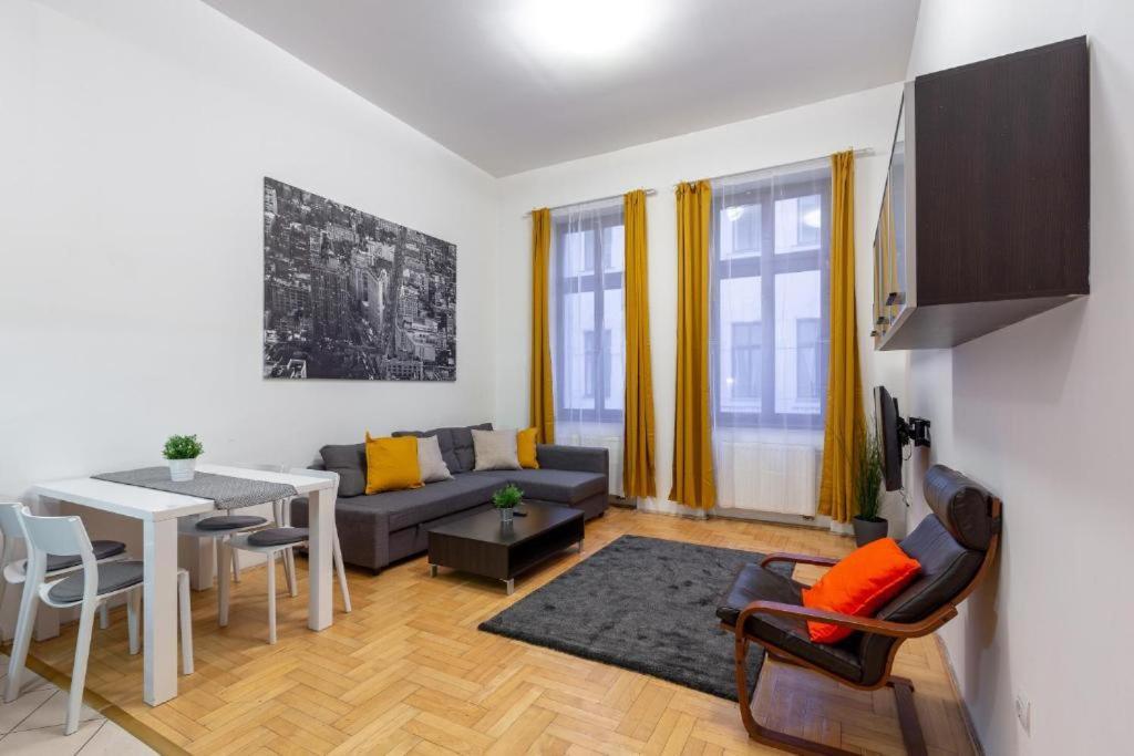 Downtown Home In The Gozsdu Garden Budapest Exterior photo